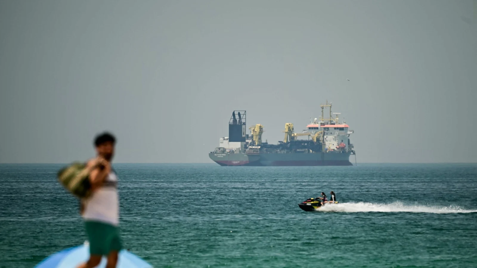 Global oil prices slip as Middle East fighting limits losses