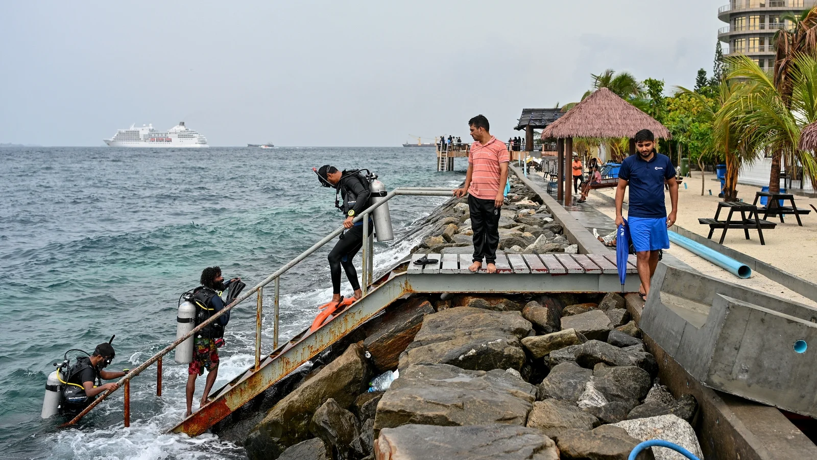 Maldives rescuers search for missing Italian divers feared drowned