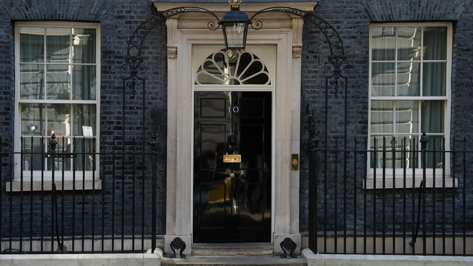 Ministers urge Keir Starmer to consider his position