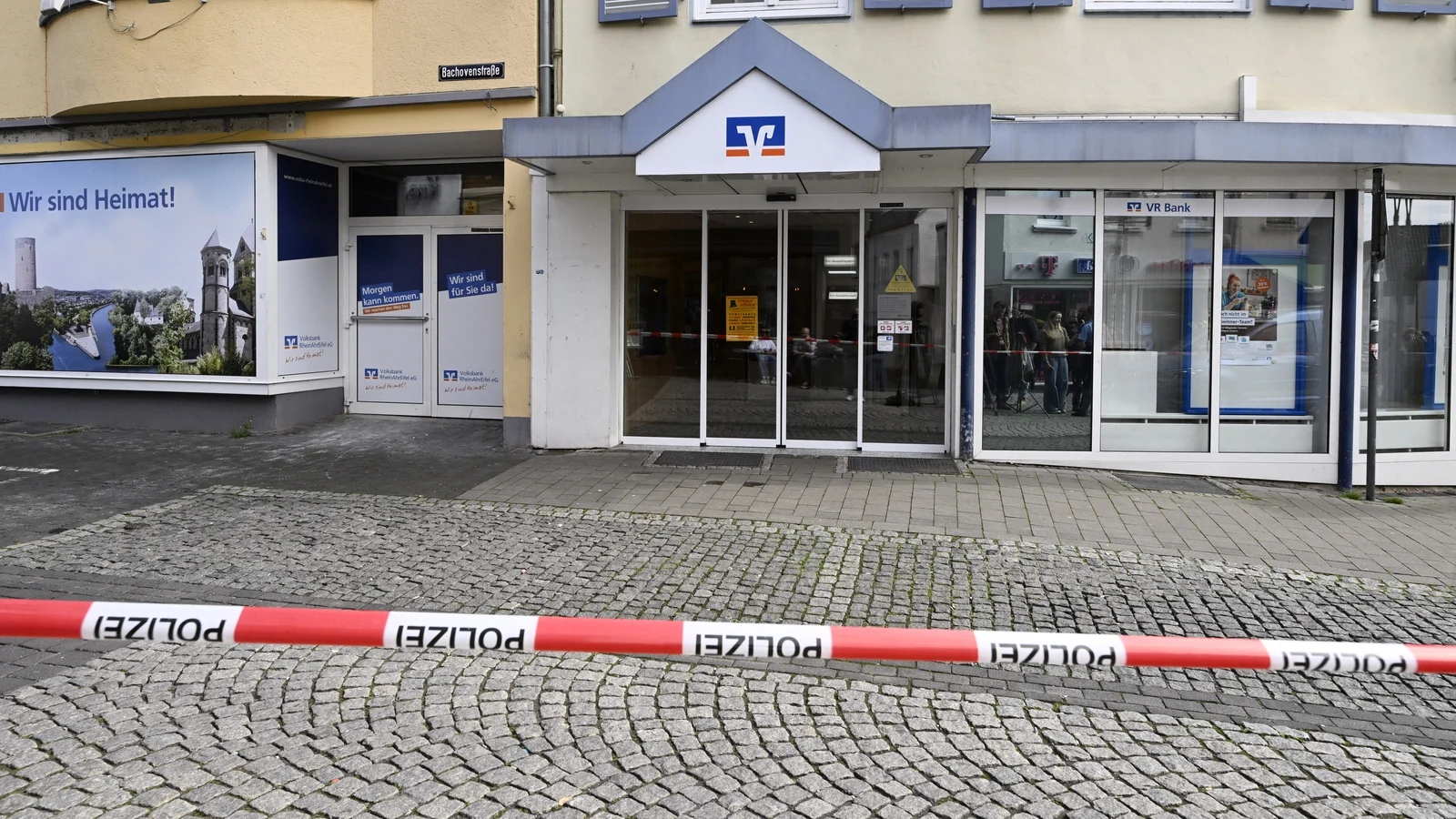 Police say German bank hostage-taking ends with no injuries