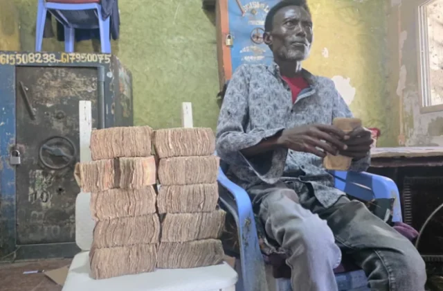 Poorest Somalis suffer as worthless shillings pile up in Somalia