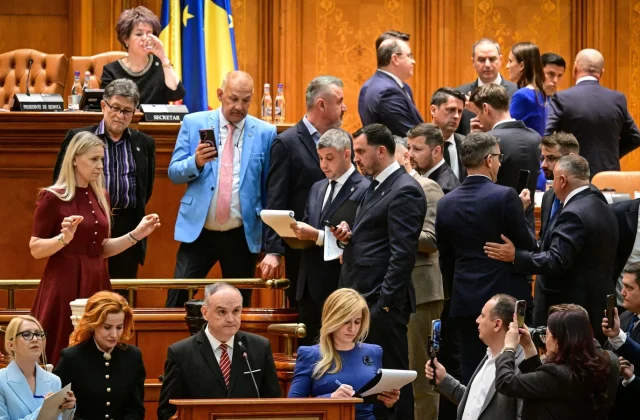 Romanian government collapses after losing no-confidence vote