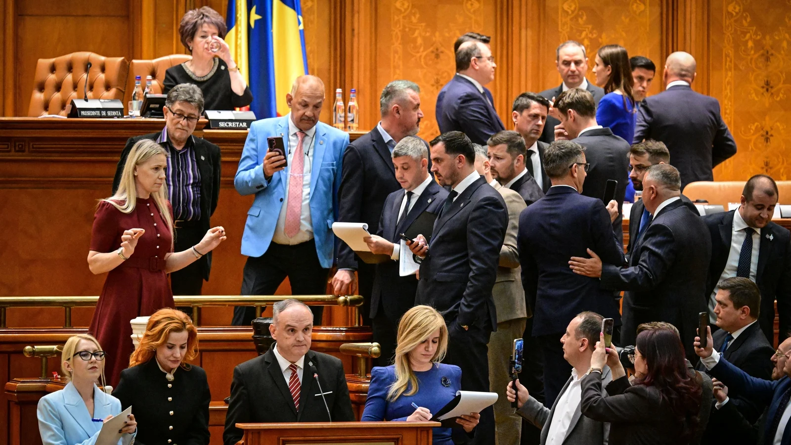 Romanian government collapses after losing no-confidence vote