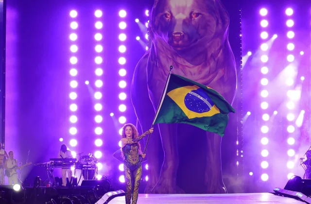 Shakira Mega-Concert Draws Huge Crowds to Rio de Janeiro Beach