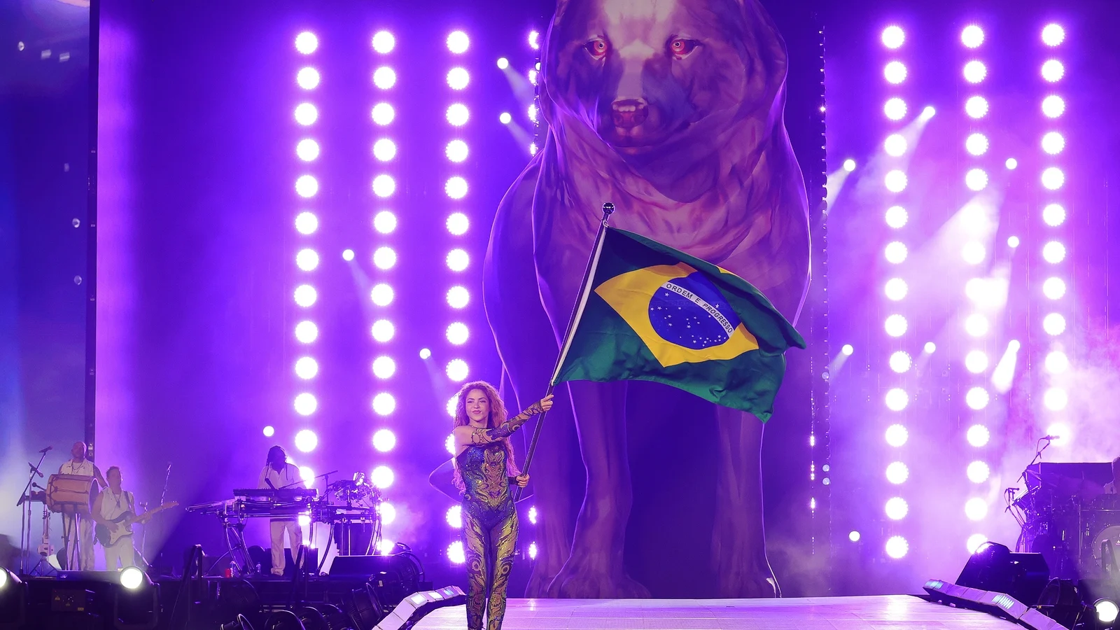 Shakira Mega-Concert Draws Huge Crowds to Rio de Janeiro Beach