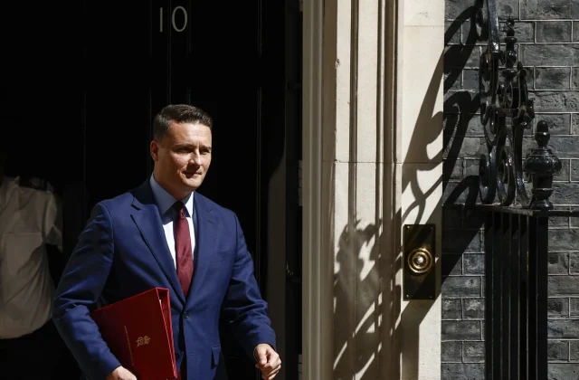 Starmer Meets Rival Wes Streeting Amid Leadership Revolt