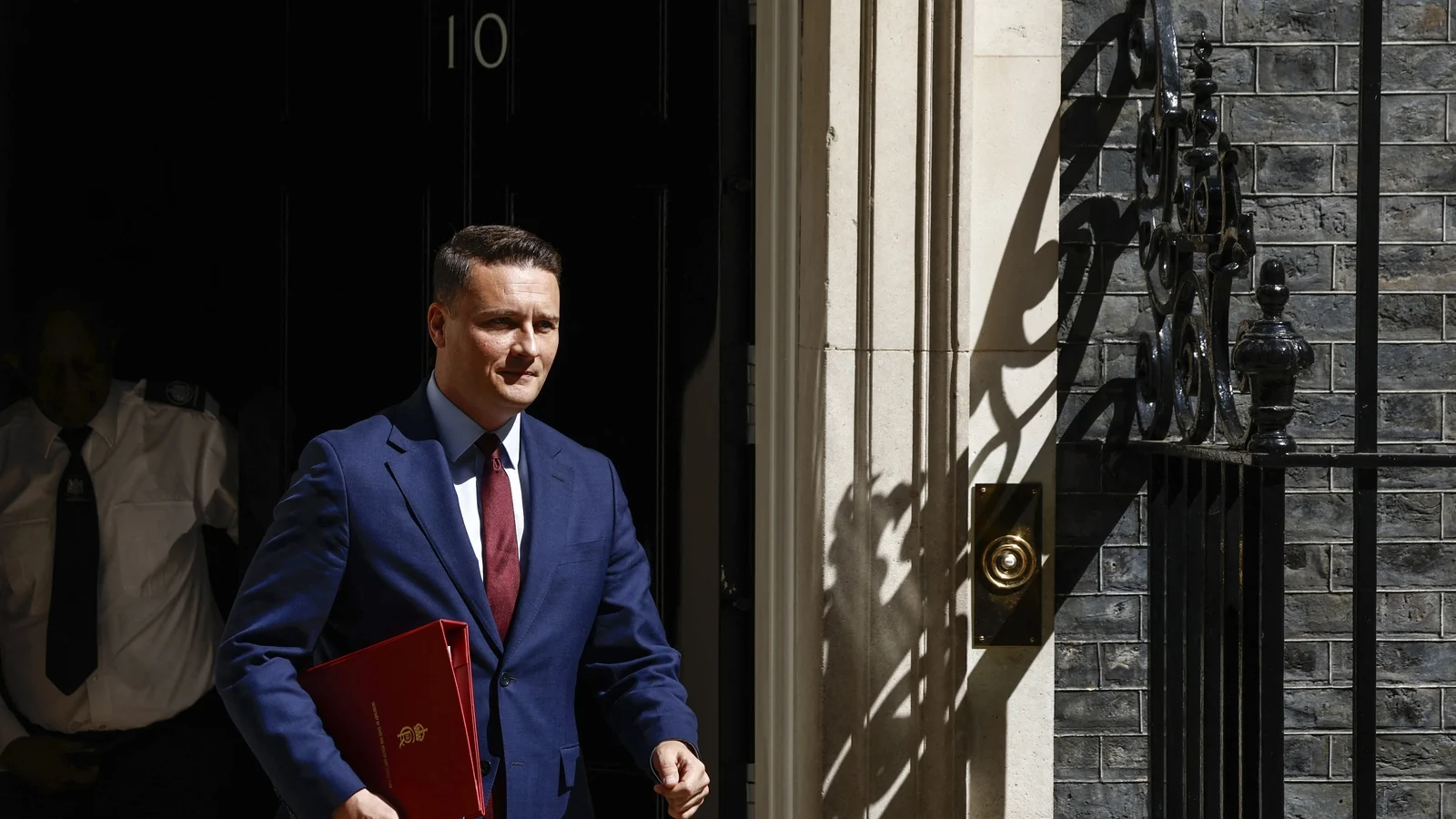 Starmer Meets Rival Wes Streeting Amid Leadership Revolt