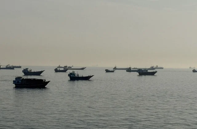 Tankers Leave Strait of Hormuz as Trump Cites Progress on Iran Deal