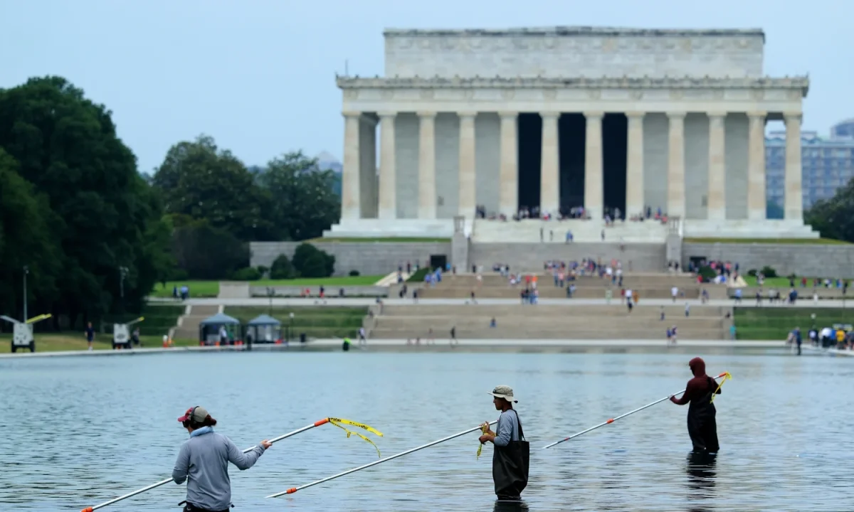 Peeling Paint Adds to Problems for Trump’s Pool Project