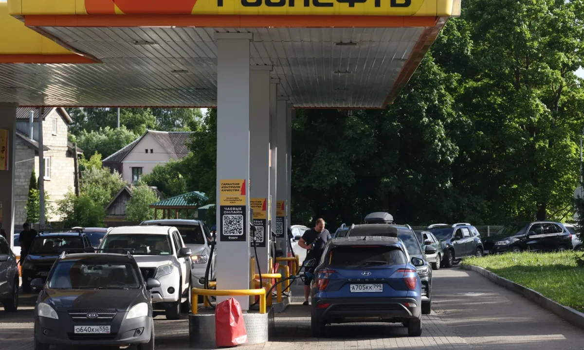 Ukrainian barrage leaves four dead, suspends fuel sales in Crimea