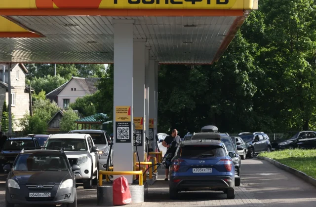 Ukrainian barrage leaves four dead, suspends fuel sales in Crimea