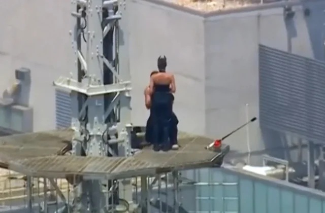 Empire State Building climber drops to one knee after climb