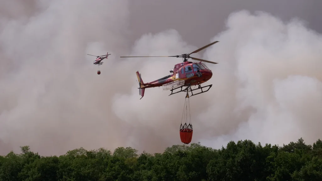 Fires advance in forest south of Paris as two arrested