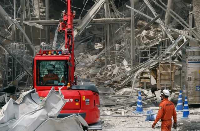 Japan Quake Death Toll Reaches 28 as Survivors Endure Heat