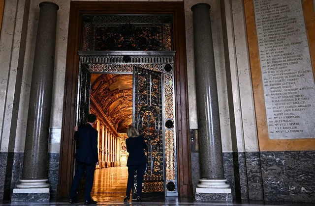 Louvre Gallery Reopens to Public Without Jewels After Theft
