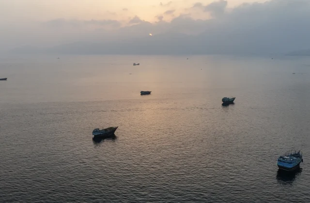 US and Iran hold talks on reopening Hormuz, unfreezing assets