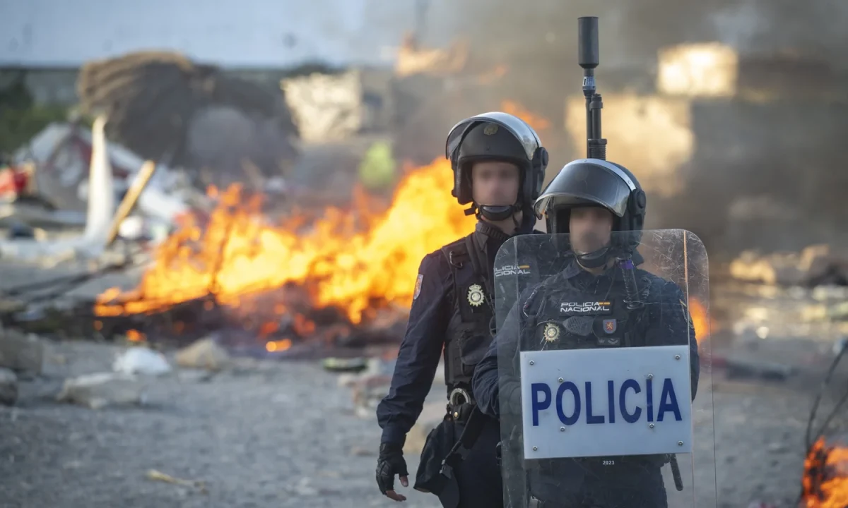 
        
        Calm urged as anti-migrant protesters clash with police in Ceuta
    