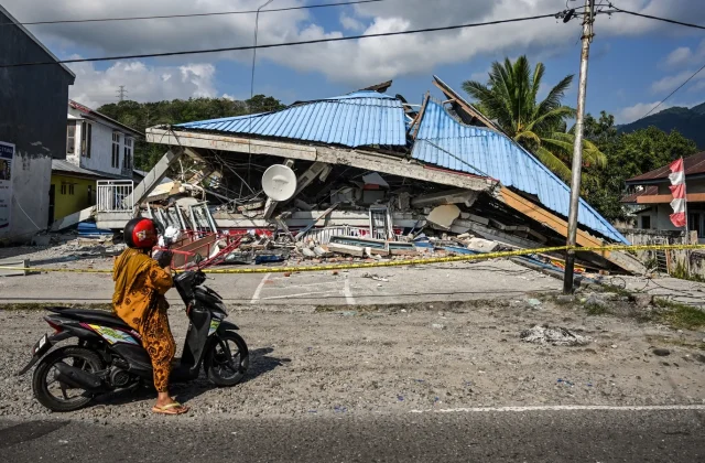 Indonesia Earthquake Kills 53 as Aftershocks Hamper Rescue Efforts