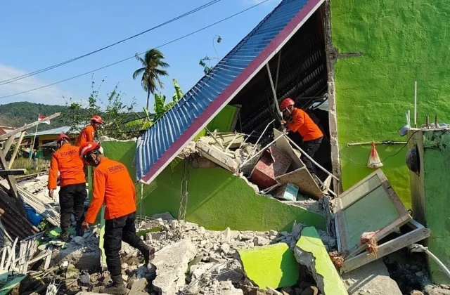 Indonesia Searches for Earthquake Victims as Thousands Remain Displaced
