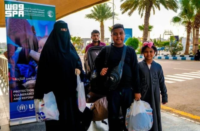 KSrelief Repatriates 154 Somalis From Yemen to Somalia