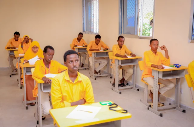 More Than 44,000 Students Pass Eighth-Grade Exams in Banadir Region