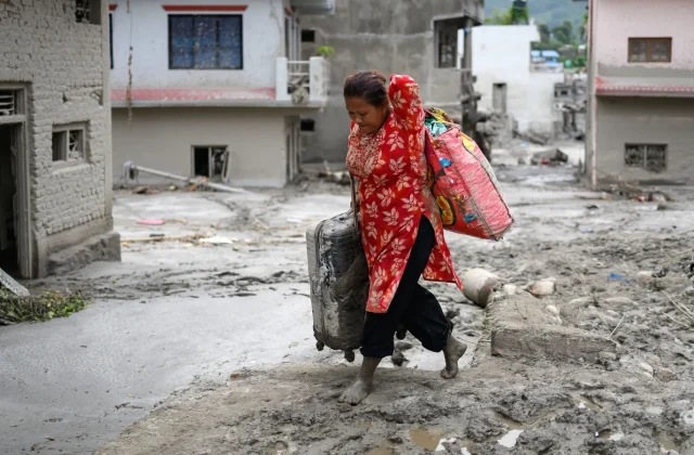 Rescue Workers Continue Searching for Survivors in Ongoing Rescue Effort