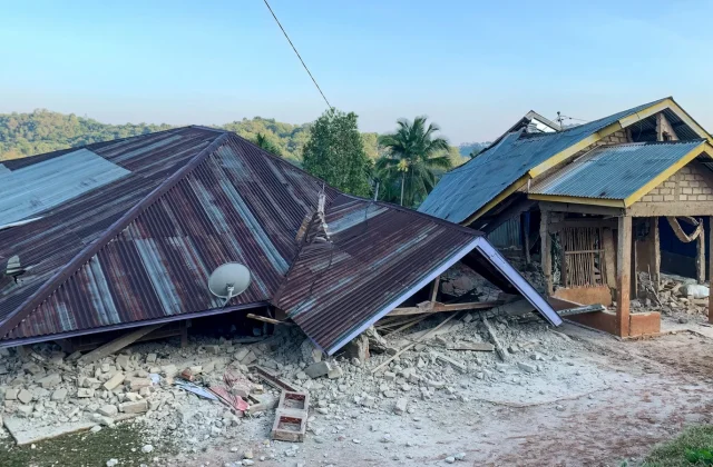 Rescuers Report At Least 20 Dead After Earthquake in Indonesia