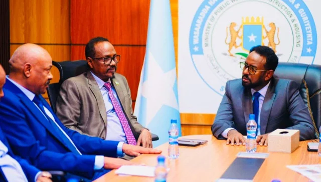 Somalia’s Public Works Minister Meets Investors From Turkey, Djibouti and Sudan in Mogadishu