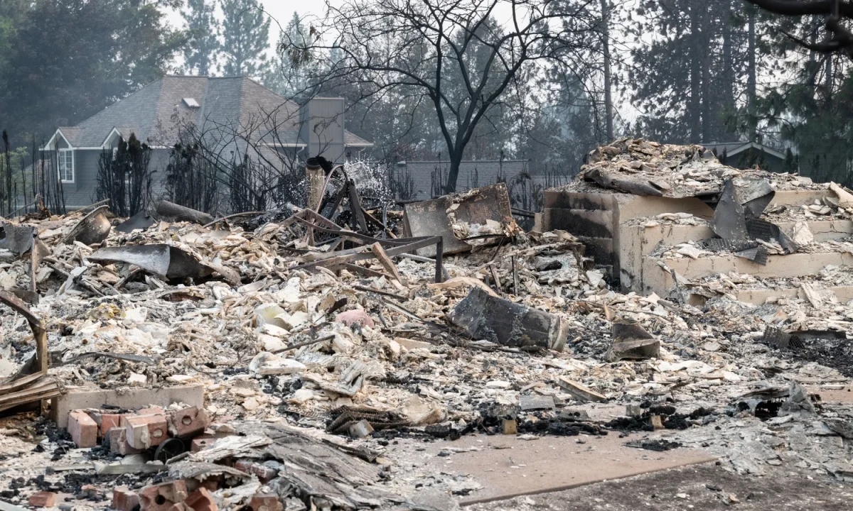Thousands Flee as Wildfires Raze Neighborhoods in Spokane, Washington