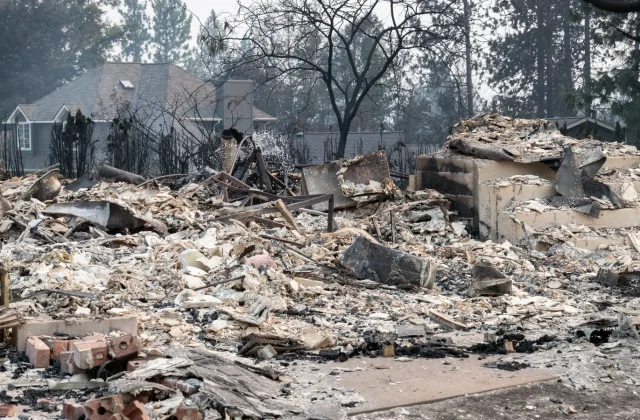 Thousands Flee as Wildfires Raze Neighborhoods in Spokane, Washington