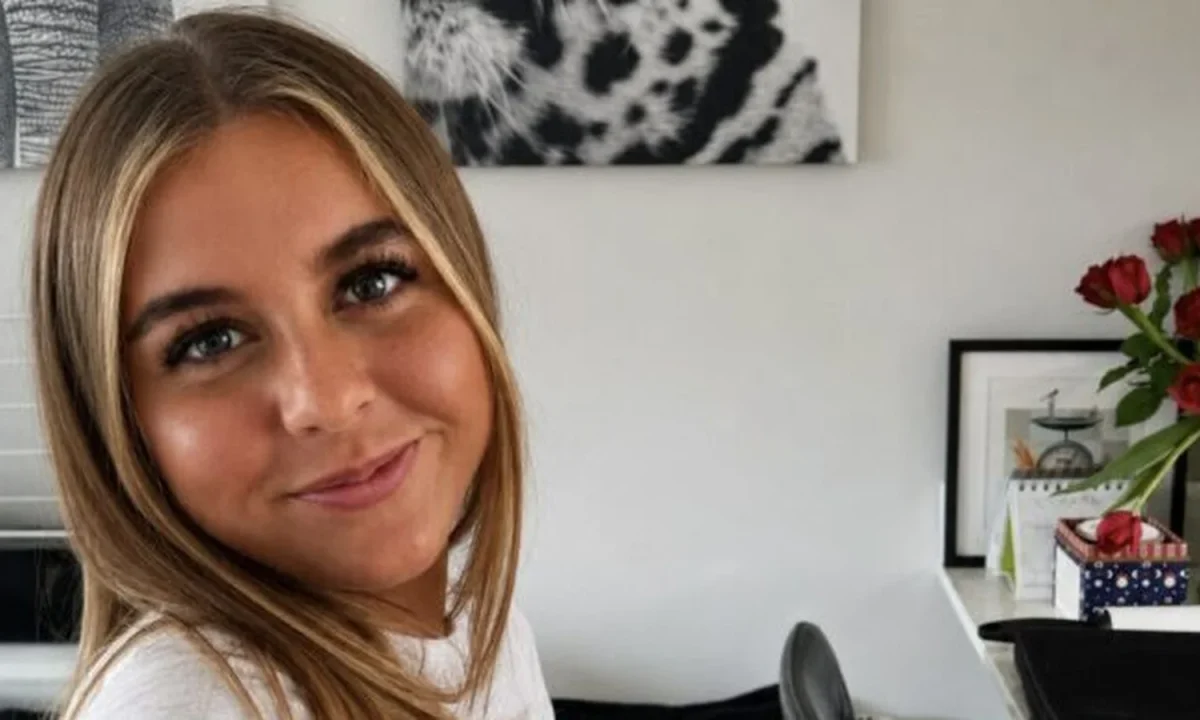 
        
        Irish woman, aged 18, dies in car crash in Iceland
    