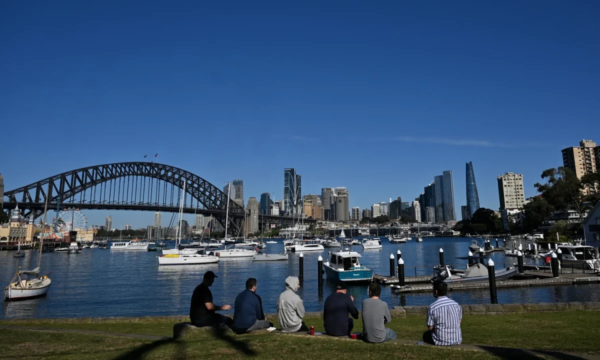 
        
        Australia to detain tourists who overstay visa - minister
    