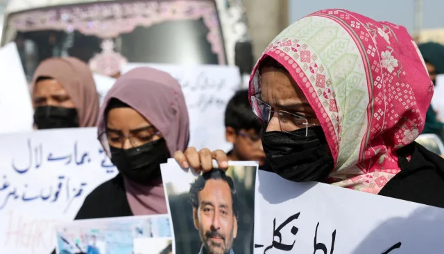 Families of Pakistani sailors held by Somali pirates demand release, warn of hunger strike
