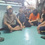 Somali pirates threaten captive crew as families lose contact with 10 Pakistani sailors