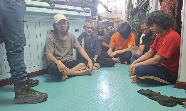 Somali pirates threaten captive crew as families lose contact with 10 Pakistani sailors