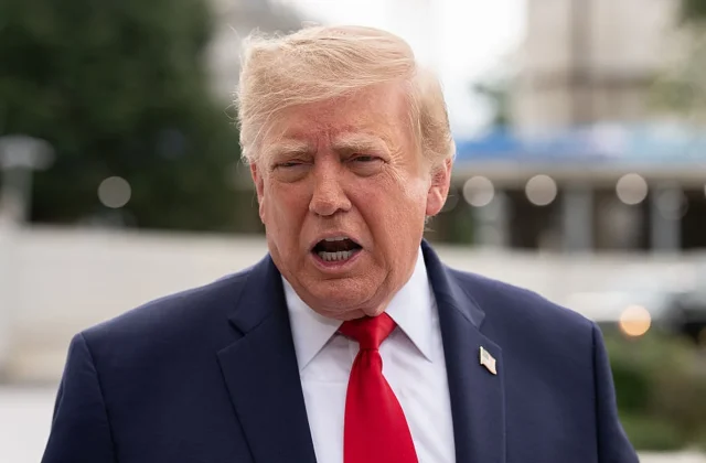Trump Dismisses AI Fears Before Meeting Anthropic CEO