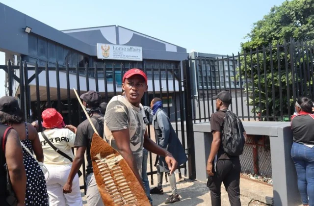 Anti-Migrant Vigilantes Disrupt South Africa Asylum Reopening