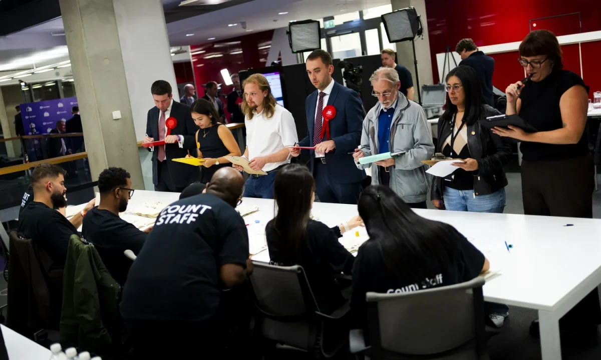 
        
        Counting begins in London by-election to replace Starmer
    