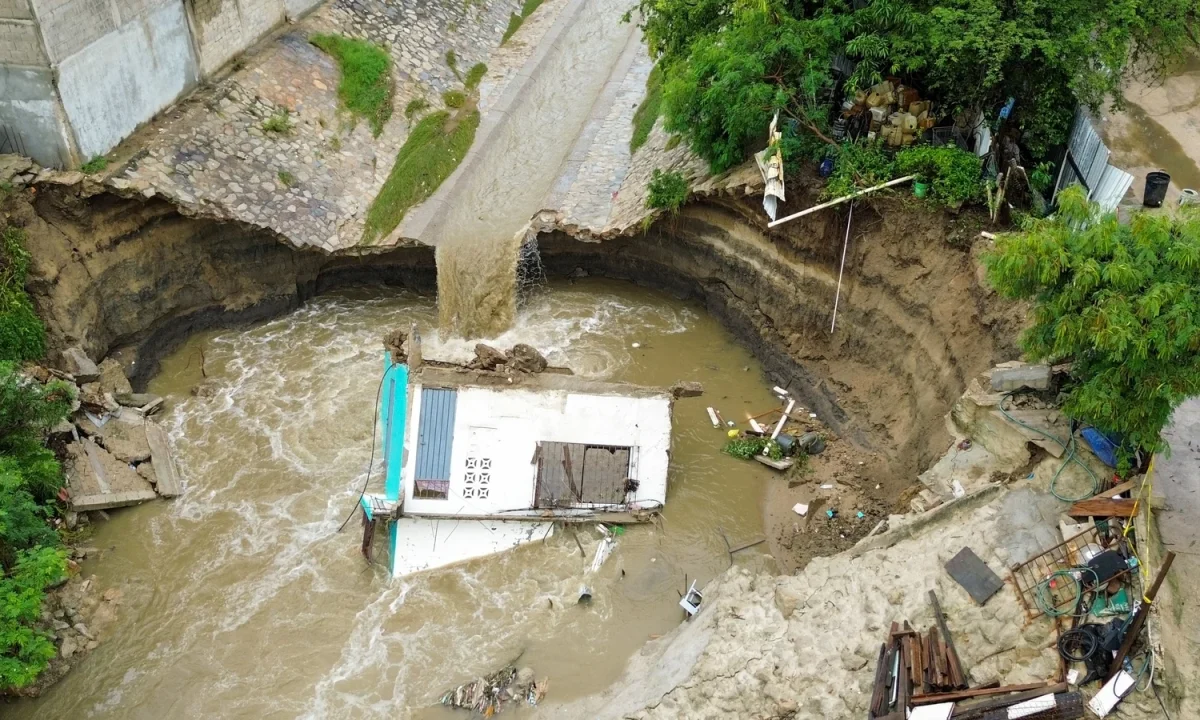 
        
        Rain floods Mexico's coast as Hurricane Simon weakens
    