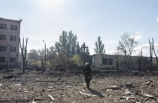Russian Bomb Kills 33 on Street in Eastern Ukraine Stronghold